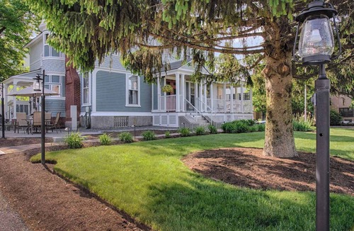 Corey Square Bed & Breakfast | Ash Street Inn 207 Su