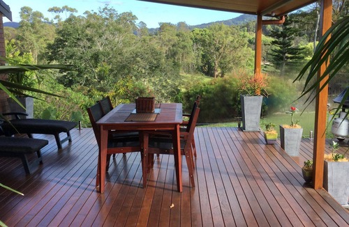 Urliup Apartment | Ashcroft - fully self contained studio, pool, mountain views, Tweed Art Gallery.