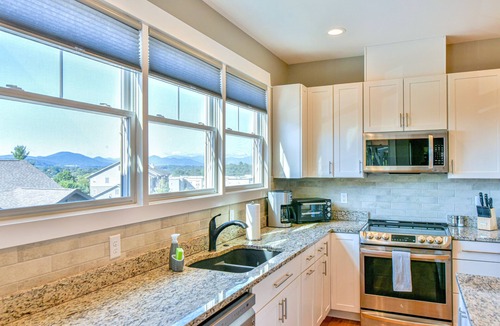 Woodfin House | Asheville Getaway Near Reynolds Mtn & Eats