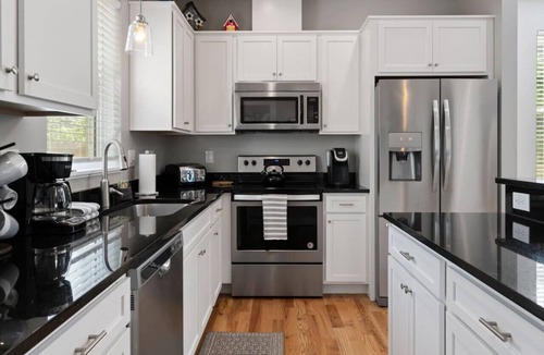 Oakley House | Asheville`s 5 Star Club! We Invite You To See What All The Fuss Is About!