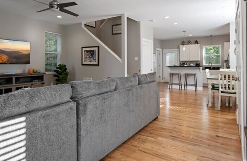Oakley House | Asheville`s 5 Star Club! We Invite You To See What All The Fuss Is About!