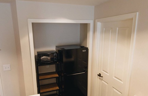 Ashland Hotel | Ashland 1 BR King Suite w/Gym & pool