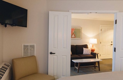Ashland Hotel | Ashland 1 BR King Suite w/Gym & pool