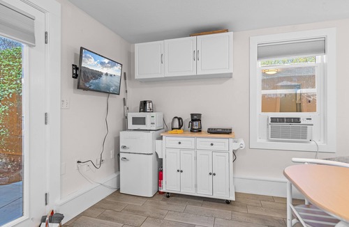 Ashland House | Ashland Luxury: 4 King suites, pool & hot tub