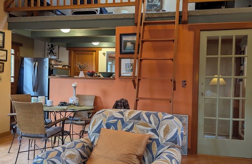 Siskiyou-Hargadine Historic District Cottage | Ashland, Oregon. Available for two months : July and August!