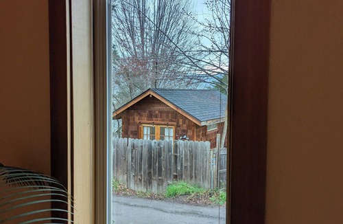 Siskiyou-Hargadine Historic District Cottage | Ashland, Oregon. Available for two months : July and August!