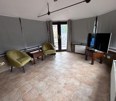 Milton Keynes Apartment | Ashsons Cosy Studio Apartment Free Parking For Car or Small Van Only