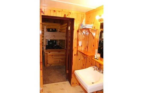 Ashton Apartment | Ashton Historic Log Cabins 7