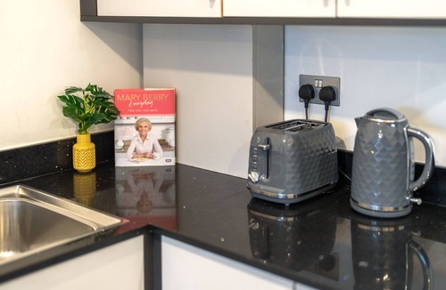 Staines Apartment | Ashview 2 - Heathrow - Thorpe Park - Free Parking