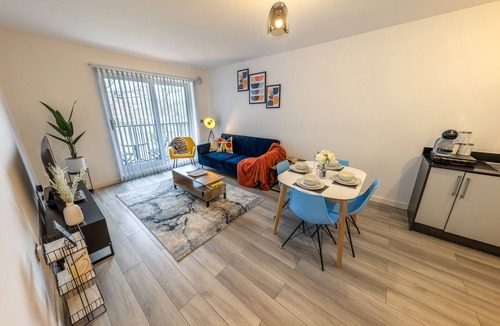 Staines Apartment | Ashview 2 - Heathrow - Thorpe Park - Free Parking