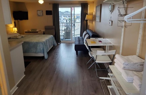 Hampton Apartment | Ashworth Ave Condos