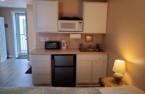 Hampton Apartment | Ashworth Ave Condos