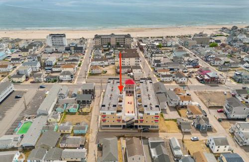 Hampton House | Ashworth Escape Balcony Steps to Beach AC