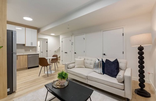 Shaganappi House | "Aspen" 1 Bdrm-Close to C-train and DT!
