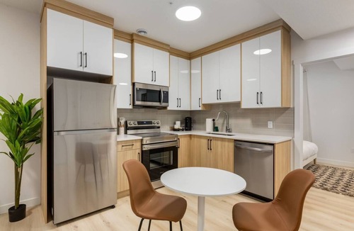 Shaganappi House | "Aspen" 1 Bdrm-Close to C-train and DT!