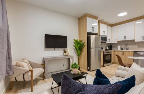 Shaganappi House | "Aspen" 1 Bdrm-Close to C-train and DT!