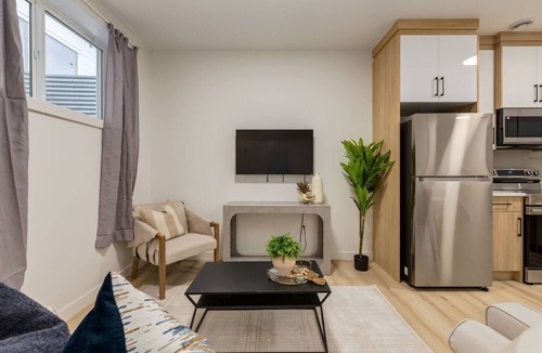 Shaganappi House | "Aspen" 1 Bdrm-Close to C-train and DT!