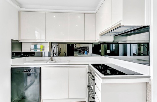 Bierton Apartment | Aspen Cl – Private Room with Shared Spa & Sauna