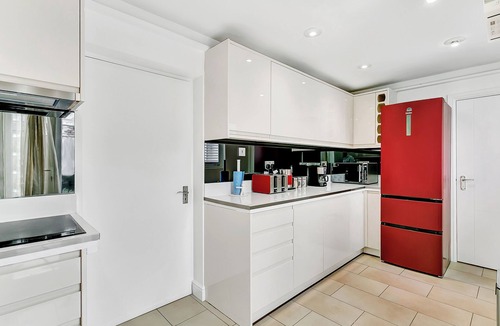 Bierton Apartment | Aspen Cl – Private Room with Shared Spa & Sauna