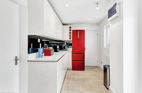 Bierton Apartment | Aspen Cl – Private Room with Shared Spa & Sauna