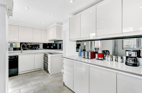 Bierton Apartment | Aspen Cl – Private Room with Shared Spa & Sauna