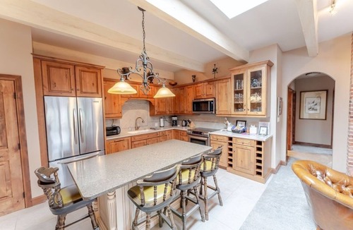 Aspen Condo | Aspen Downtown 2BR Ski Condo w/Fireplace - CD 17