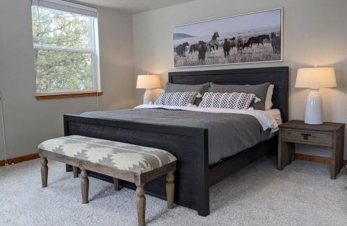 Rainbow Valley House | Aspen Grove Lodge