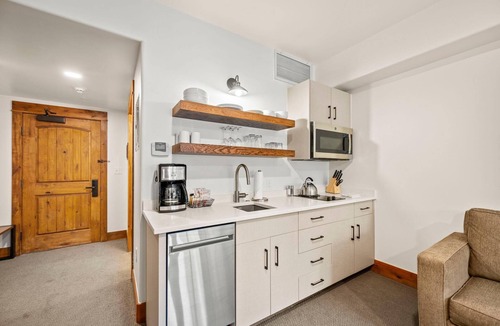 Tamarack Apartment | Aspen Mountain | Includes Two 1-Day Lift Tickets