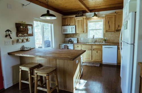 Rainbow Valley House | Aspen Ridge Mountain Getaway with Breathtaking Views, Wi-Fi