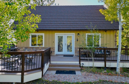 Rainbow Valley House | Aspen Ridge Mountain Getaway with Breathtaking Views, Wi-Fi