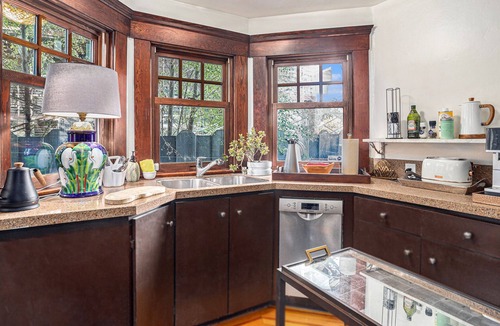 Upper Telegraph Apartment | Aspen Room