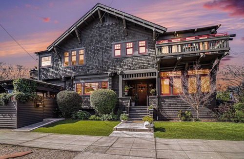 Upper Telegraph Apartment | Aspen Room