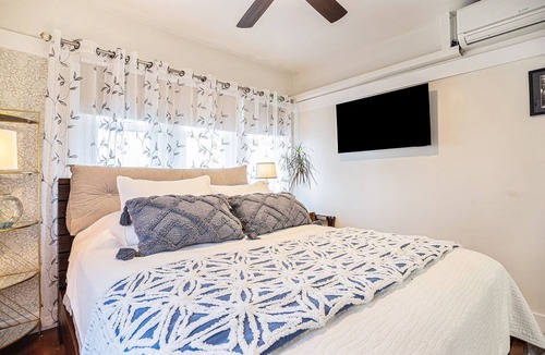 Upper Telegraph Apartment | Aspen Room