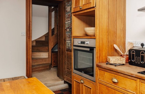 Henley-on-Thames House | Aston Pottery - Pet friendly