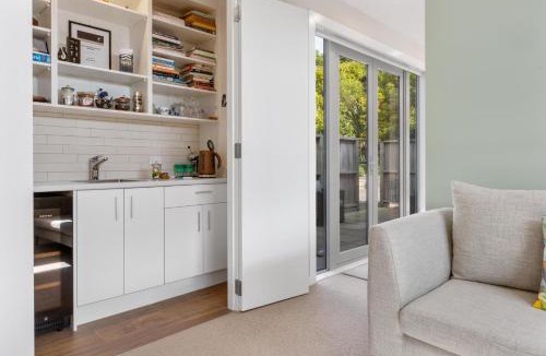 Kapiti Coast Bed & Breakfast | Aston Road Villa Bed & Breakfast