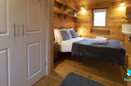 Broadstairs Cabin | Astoria - Secluded Hideaway with sauna and parking