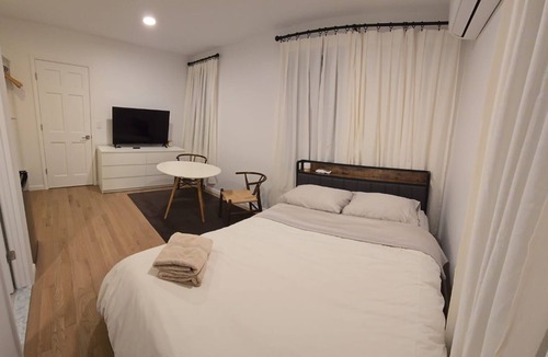 Ditmars Steinway Bed & Breakfast | Astoria, steps away from Manhattan.