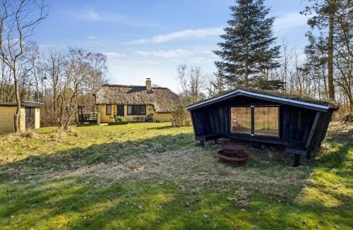Vester Grønning House | Astrup Vig Hideaway, Thatched Cottage with Shelter & Serenity