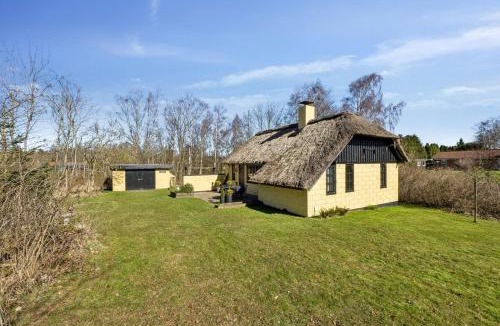 Vester Grønning House | Astrup Vig Hideaway, Thatched Cottage with Shelter & Serenity