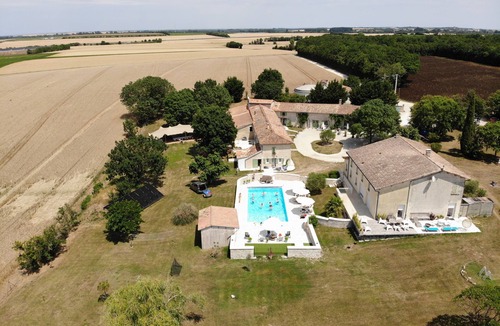 Saint-Pierre-d'Amilly Cottage | at domaine de pegon, in 6 restored gite with pool & reception room