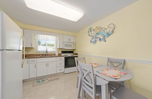 Ilexhurst House | At Ease West: A tropical rental 1/2 block from the beach