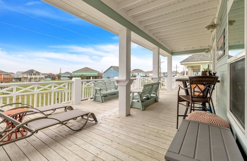 Crystal Beach House | At Last - 3 Bedrooms - 2 Baths - Sleeps 12