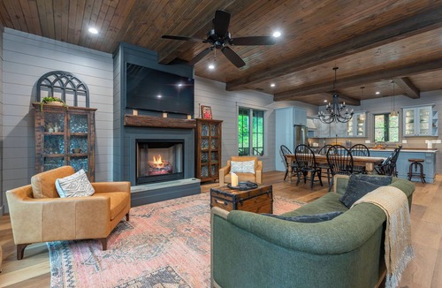Burnsville Cabin | At Last Mtn Cabin, Hike to Crabtree Falls, Hot Tub+Fire Pit, Close to Parkway.