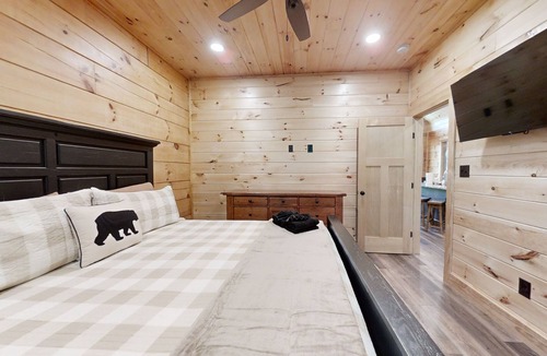 Wears Valley Cabin | At Park's Edge (3-Bedroom Cabin) with Mountain view by RedAwning