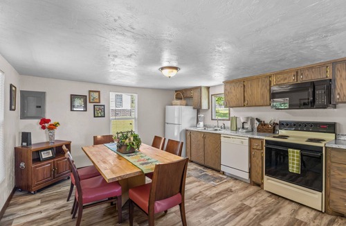 Longtown Cottage | At Sweet Escape, Your Lake Getaway Starts Here