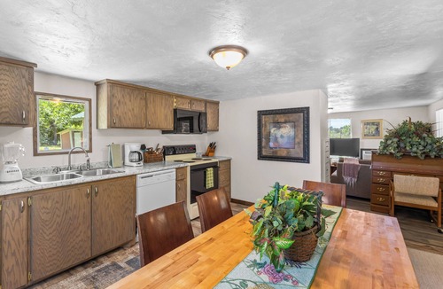 Longtown Cottage | At Sweet Escape, Your Lake Getaway Starts Here