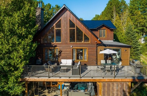 Notre-Dame-de-la-Merci Ski Chalet | At the edge of a navigable lake offering dazzling sunsets.