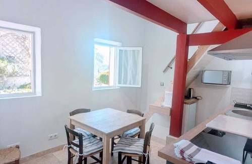 Lauzerte Apartment | At the foot of the medieval town of Lauzerte.comfortable apartment with swimming pool