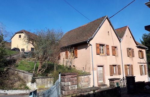 Buhl Apartment | At the foot of the Vosges massif, a cottage in a traditional village house