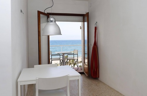 Creixell Apartment | AT045 PLATJA CREIXELL: Apartment on the beachfront